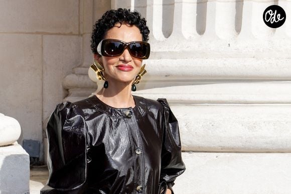 Farida Khelfa aux arrivées du deuxième défilé de mode Saint Laurent Prêt à Porter Collection Homme Printemps/Été 2027 lors de la Fashion Week de Paris à la Bourse de Commerce - Pinault Collection, à Paris, France, le 23 juion 2026. © Olivier Borde/Bestimage