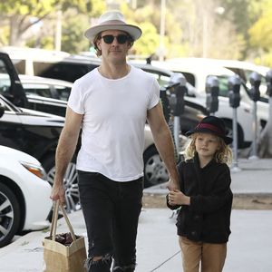 Il en profite pour lui donner un précieux conseil

James Van Der Beek montre ses muscles tout en faisant du shopping avec sa fille aînée Olivia à Los Angeles, CA, USA, le 25 mars 2019. Photo by Splash News/ABACAPRESS.COM