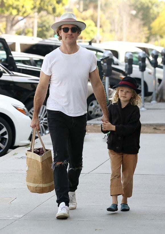 Il en profite pour lui donner un précieux conseil

James Van Der Beek montre ses muscles tout en faisant du shopping avec sa fille aînée Olivia à Los Angeles, CA, USA, le 25 mars 2019. Photo by Splash News/ABACAPRESS.COM