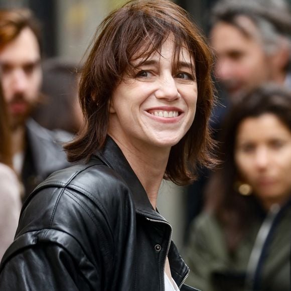 Charlotte Gainsbourg lors de la cérémonie de dévoilement de la plaque "Maison des Illustres" de la Maison Gainsbourg à Paris, France, le 2 avril 2024. © Christophe Clovis/Bestimage