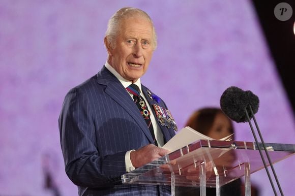 Le roi Charles III lors des célébrations du 8 mai à l'abbaye de Westminster. Photo par Yui Mok/WPA-Pool