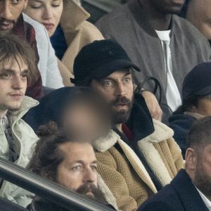 Benjamin Millepied et son fils Aleph - Célébrités des les tribunes lors du match aller du quart de finale de Ligue des champions entre le PSG et Aston Villa (3-1) au Parc des Princes à Paris le 9 avril 2025. © Cyril Moreau/Bestimage