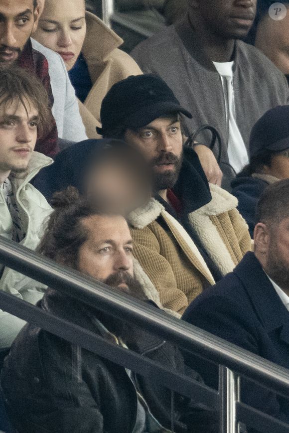 Benjamin Millepied et son fils Aleph - Célébrités des les tribunes lors du match aller du quart de finale de Ligue des champions entre le PSG et Aston Villa (3-1) au Parc des Princes à Paris le 9 avril 2025. © Cyril Moreau/Bestimage