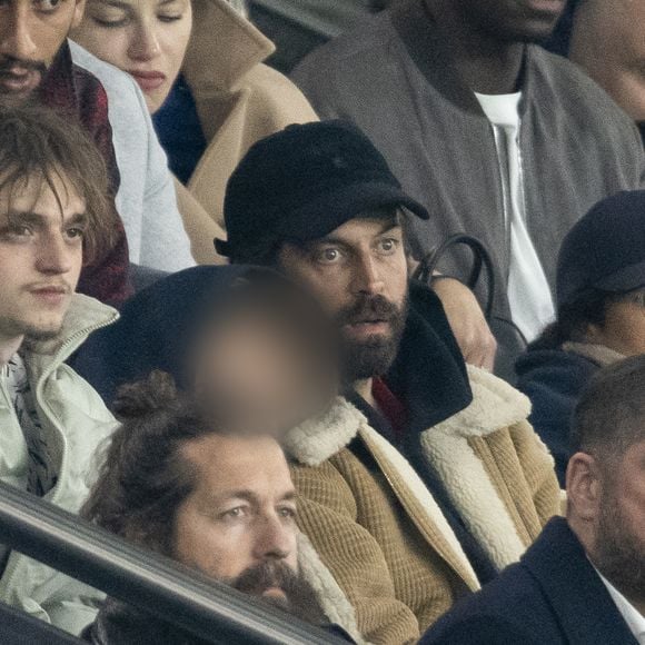 Benjamin Millepied et son fils Aleph - Célébrités des les tribunes lors du match aller du quart de finale de Ligue des champions entre le PSG et Aston Villa (3-1) au Parc des Princes à Paris le 9 avril 2025. © Cyril Moreau/Bestimage