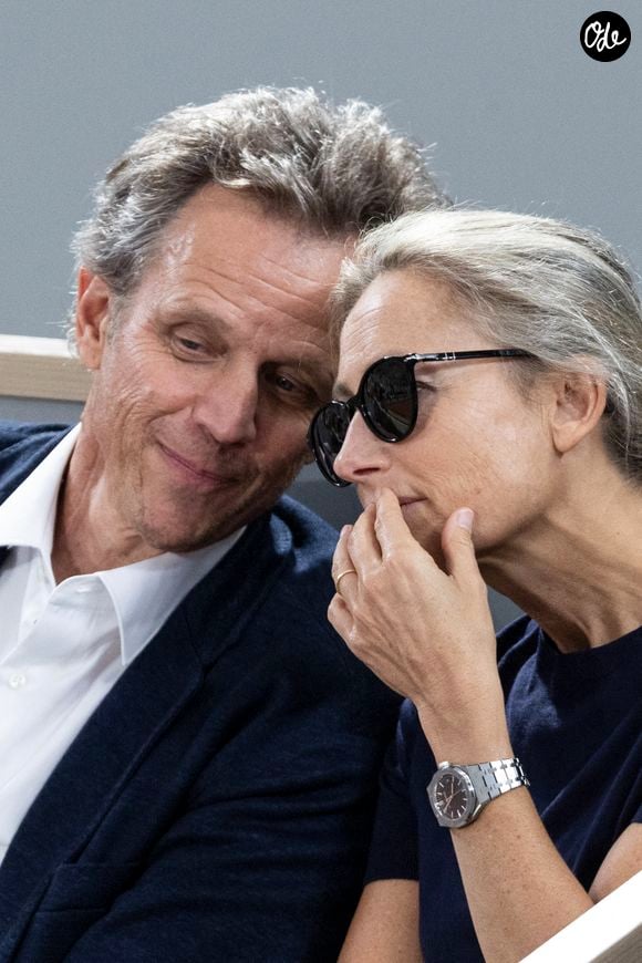 Anne-Sophie Lapix et son mari Arthur Sadoun en tribunes lors des Internationaux de France de Tennis de Roland Garros 2025, à Paris, le 6 juin 2025. 

© Jacovides-Moreau/Bestimage