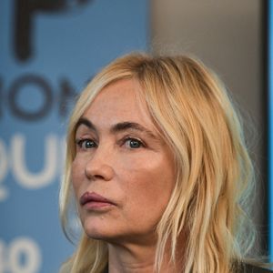 Et n'allez pas dire à Emmanuelle Béart qu'Eve est sa "demi-soeur" : "Eve est ma sœur. Pas question de n'en prendre qu'une moitié"

L'actrice française Emmanuelle Béart regarde la campagne 2024 d'appel aux dons pour lutter contre la précarité énergétique "Stop à l'exclusion énergétique" à Paris, le 12 novembre 2024. Photo de Firas Abdullah/ABACAPRESS.COM