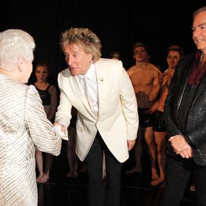 Rod Stewart et la Reine Elisabeth II à Londres, le 19 novembre 2012. / FLYNET UK / BESTIMAGE