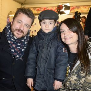 Bruno Guillon a été victime d'un home-jacking à son domicile de Tessancourt-sur-Aubette par quatre hommes qui sont repartis avec un butin estimé à moins de 100 000 euros.

Bruno Guillon et sa femme Marion avec leur fils Anatole - Soirée d'ouverture de la "Foire du Trône" au profit de l'association "Secours populaire" à Paris @Bestimage