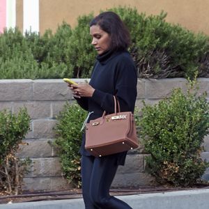 Los Angeles, CA - exclusif - Mindy Kaling montre sa silhouette svelte alors que l'actrice et productrice nominée aux Oscars s'est arrêtée pour une manucure-pédicure chez « Bellacures » à Larchmont Village, montrant ses ongles dans une paire de sandales à double boucle Fendi FF Jacquard 5 Backgrid USA / Bestimage
Mindy Kaling