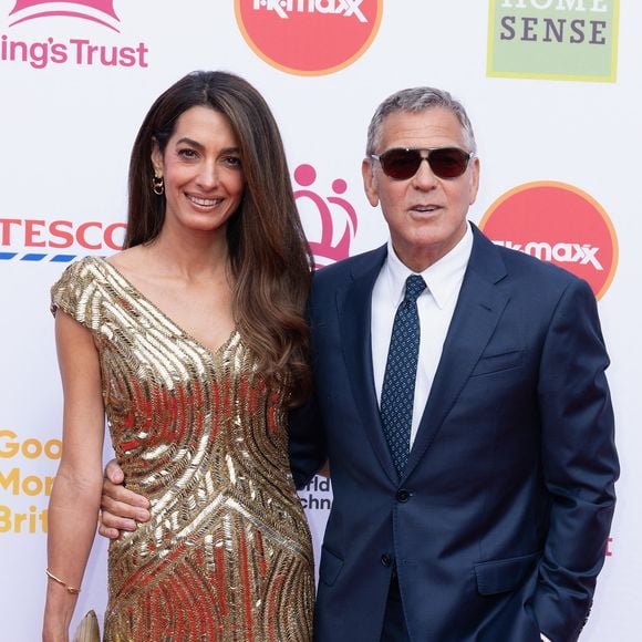 George Clooney, son épouse Amal Clooney et la mère de cette dernière, Baria Alamuddin, assistent à la célébration du King's Trust, organisée le 11 mai 2026 au Royal Albert Hall, à Londres, au Royaume-Uni. © Backgrid UK/Bestimage