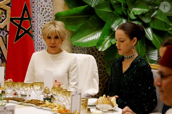 L'épouse du président français Brigitte Macron (G) assiste à un dîner d'Etat au Palais Royal de Rabat, le 29 octobre 2024, dans le cadre d'une visite d'Etat de trois jours du président français au Maroc. © Ludovic Marin/Pool/Bestimage