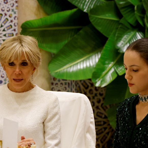 L'épouse du président français Brigitte Macron (G) assiste à un dîner d'Etat au Palais Royal de Rabat, le 29 octobre 2024, dans le cadre d'une visite d'Etat de trois jours du président français au Maroc. © Ludovic Marin/Pool/Bestimage