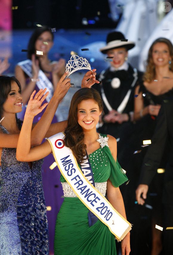 Chloé Mortaud, Miss Normandie, Malika Menard, nouvellement élue Miss France 2010, lors du concours de beauté Miss France 2010 au Palais Nikaia à Nice, France, le 5 décembre 2009. Photo par Patrick Bernard/ABACAPRESS.COM