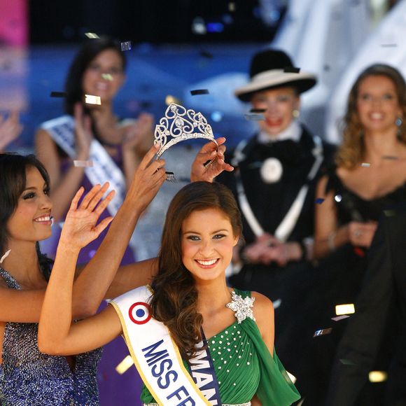 Chloé Mortaud, Miss Normandie, Malika Menard, nouvellement élue Miss France 2010, lors du concours de beauté Miss France 2010 au Palais Nikaia à Nice, France, le 5 décembre 2009. Photo par Patrick Bernard/ABACAPRESS.COM