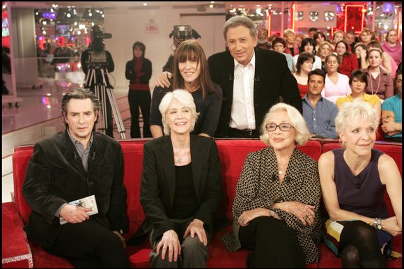 Françoise Hardy et Michel Drucker dans l'émission Vivement dimanche au studio Rive Gauche présentée par M.Drucker et diffusée sur France 3.
