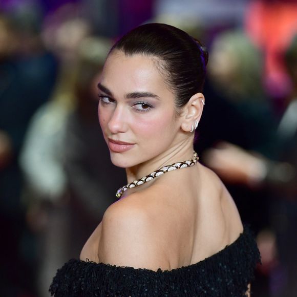 Dua Lipa a dévoilé le nom de l’un des restaurants parisiens qui a su s’attirer ses faveurs.

Dua Lipa à la première du film "Rosebush Pruning" lors du festival international du film de Berlin © Romain Doucelin / Bestimage