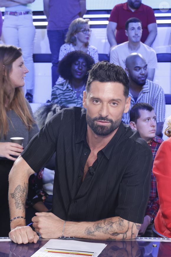 Exclusif -  Hugo Manos sur le plateau de l'émission "TPMP", le 30 août 2023.

Photo : Jack Tribeca / Bestimage