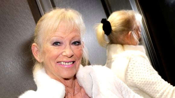 Evelyne Leclercq adepte d'un mode de vie atypique avec ses maris, elle assumait aussi aimer les jeunes hommes, "des gens qui avaient l'âge de ma fille"