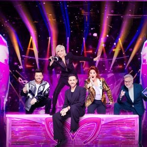Dans un communiqué, TF1 a annoncé qu'une saison 8 aura bien lieu et qu'un nouvel enquêteur rejoindra le jury.

Kev Adams, Elodie Poux, Camille Combal, Chantal Ladesou et Laurent Ruquier dans "Mask Singer 2025". 

Photo : Laurent VU / TF1
