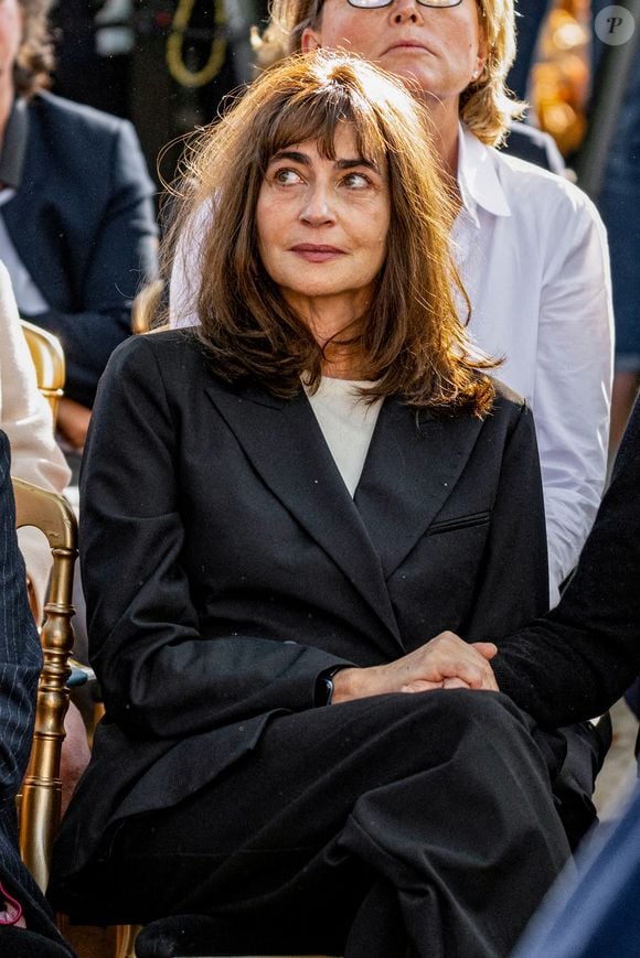 Elle en a profité pour évoquer sa relation avec Emmanuelle, la fille de Jean-Pierre, fruit de ses amours avec Holda Fonteyn. 

Emmanuelle Bach, la fille de Jean-Pierre Elkabbach, Claude Chirac - Obsèques du journaliste Jean-Pierre Elkabbach au cimetière du Montparnasse dans le 14ème arrondissement de Paris, France, le 6 octobre 2023. © Pierre Perusseau/Bestimage