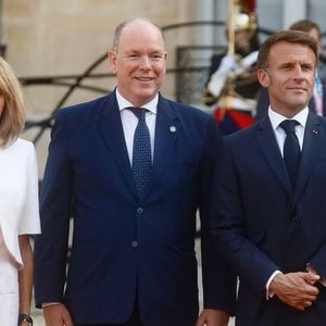Selon nos confrères de "Monaco Matin", le président délégué de la SBM, propriétaire de l'hôtel, Stéphane Valeri, a été interrogé et a confié "qu'il n'était pas impensable que le couple présidentiel loge à la SBM tout en précisant qu'il ne pouvait rien confirmer pour des questions de sécurité". 

Brigitte Macron, le prince Albert II de Monaco, Emmanuel Macron - Réception des chefs d'état, de gouvernement et d'organisation internationale en amont de la cérémonie d'ouverture des jeux paralympiques de Paris 2024 au palais de l'Elysée à Paris, France, le 28 août 2024. © Christophe Clovis / Bestimage