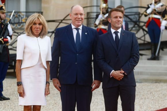 Selon nos confrères de "Monaco Matin", le président délégué de la SBM, propriétaire de l'hôtel, Stéphane Valeri, a été interrogé et a confié "qu'il n'était pas impensable que le couple présidentiel loge à la SBM tout en précisant qu'il ne pouvait rien confirmer pour des questions de sécurité". 

Brigitte Macron, le prince Albert II de Monaco, Emmanuel Macron - Réception des chefs d'état, de gouvernement et d'organisation internationale en amont de la cérémonie d'ouverture des jeux paralympiques de Paris 2024 au palais de l'Elysée à Paris, France, le 28 août 2024. © Christophe Clovis / Bestimage