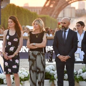 La fille de la princesse Caroline de Monaco, elle, est apparue le lendemain pour une remise de prix officielle.

Charlotte Casiraghi, Virginie Coupérie-Eiffel, Patrick Aoun, Jan Tops  à la remise du Prix de la ville de Paris, lors de la 12ème édition Longines Paris Eiffel Jumping au pied de la Tour Eiffel sur le Champ-de-Mars à Paris, le 20 juin 2026.

© Perusseau / Veeren / Bestimage