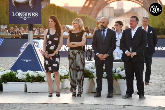 La fille de la princesse Caroline de Monaco, elle, est apparue le lendemain pour une remise de prix officielle.

Charlotte Casiraghi, Virginie Coupérie-Eiffel, Patrick Aoun, Jan Tops  à la remise du Prix de la ville de Paris, lors de la 12ème édition Longines Paris Eiffel Jumping au pied de la Tour Eiffel sur le Champ-de-Mars à Paris, le 20 juin 2026.

© Perusseau / Veeren / Bestimage
