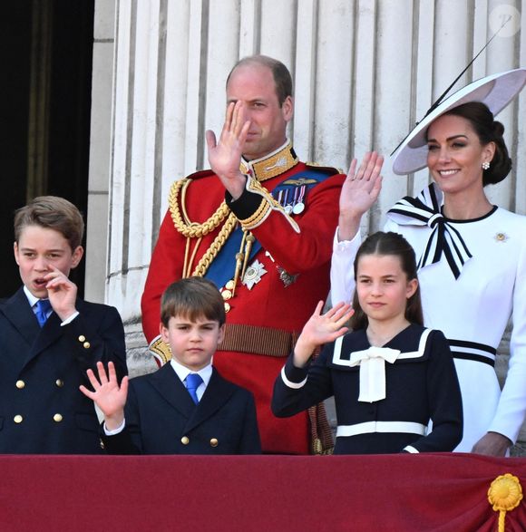 Le prince William, prince de Galles, Catherine (Kate) Middleton, princesse de Galles, le prince George de Galles, le prince Louis de Galles, et la princesse Charlotte de Galles - Les membres de la famille royale britannique au balcon du Palais de Buckingham lors de la parade militaire "Trooping the Colour" à Londres, Royaume Uni, le 15 juin 2024. © Backgrid UK/Bestimage