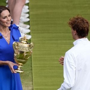 La princesse de Galles remet le trophée du simple messieurs à Jannik Sinner après sa victoire sur Carlos Alcaraz lors de la quatorzième journée des Championnats de Wimbledon 2025 au All England Lawn Tennis and Croquet Club, Londres, Royaume-Uni, le 13 juillet 2025. Photo byJordan Pettitt/PA Wire/ABACAPRESS.COM