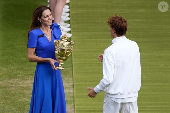 La princesse de Galles remet le trophée du simple messieurs à Jannik Sinner après sa victoire sur Carlos Alcaraz lors de la quatorzième journée des Championnats de Wimbledon 2025 au All England Lawn Tennis and Croquet Club, Londres, Royaume-Uni, le 13 juillet 2025. Photo byJordan Pettitt/PA Wire/ABACAPRESS.COM