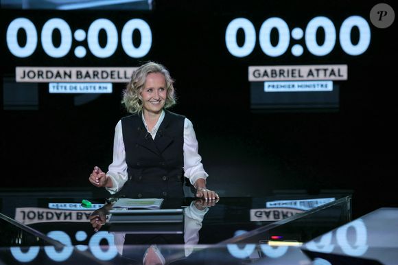 Le président du parti d'extrême droite français Rassemblement national (RN) et principal candidat aux élections européennes du 9 juin, Jordan Bardella et le Premier ministre français Gabriel Attal assistent à un débat organisé par la journaliste Caroline Roux sur France 2 à Aubervilliers le 23 mai 2024.  © Thomas Samson/Pool/Bestimage