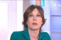 Mathilde Seigner dans C à Vous