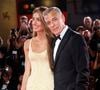 George et Amal Clooney se sont rencontrés il y a 12 ans lors d’un dîner organisé chez l’acteur en Italie.
George Clooney et sa femme Amal Alamuddin Clooney à la projection de "Wolfs" lors du 81ème festival international du film de Venise, la Mostra. @Action Press / Bestimage