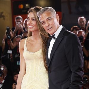 George et Amal Clooney se sont rencontrés il y a 12 ans lors d’un dîner organisé chez l’acteur en Italie.

George Clooney et sa femme Amal Alamuddin Clooney à la projection de "Wolfs" lors du 81ème festival international du film de Venise, la Mostra. @Action Press / Bestimage