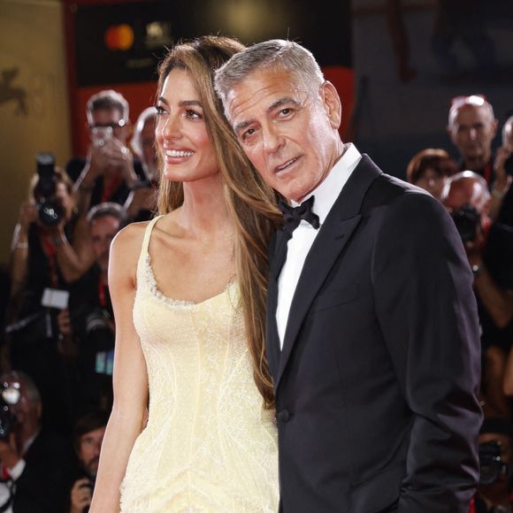 George et Amal Clooney se sont rencontrés il y a 12 ans lors d’un dîner organisé chez l’acteur en Italie.

George Clooney et sa femme Amal Alamuddin Clooney à la projection de "Wolfs" lors du 81ème festival international du film de Venise, la Mostra. @Action Press / Bestimage