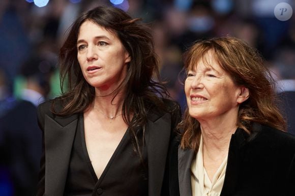 Charlotte Gainsbourg et sa mère Jane Birkin - Montée des marches du film «Jane par Charlotte» lors du 74ème Festival International du Film de Cannes. Le 7 juillet 2021
© Borde-Jacovides-Moreau / Bestimage