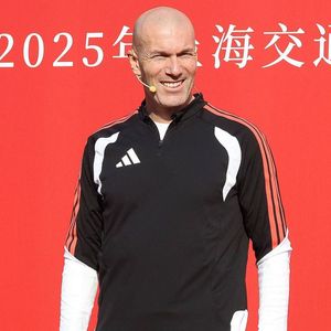 Tout bascule lors d'une détection organisée au Creps d'Aix-en-Provence.

Zinedine Zidane et le footballeur Kuai Jiwen visitent l'université Jiao Tong de Shanghai lors de leur tournée en Chine - 30/11/2025 © Imago/PsnewZ/Bestimage