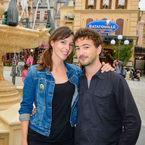 Renan Luce et Lolita Séchan ont vécu une belle histoire ensemble

Renan Luce et Lolita Séchan posent dans les décors de la nouvelle attraction de Disneyland Paris, Ratatouille : L'Aventure Totalement Toquée de Rémy.