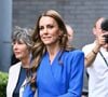 Kate Middleton s'est rendue dans un centre de cancérologie à Manchester 

La princesse Kate discute et pose pour une photo avec un jeune fan alors qu'elle quitte l'hôpital Christie à Manchester dans un remarquable ensemble bleu.  Backgrid UK/ Bestimage