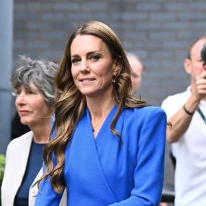 Kate Middleton s'est rendue dans un centre de cancérologie à Manchester 

La princesse Kate discute et pose pour une photo avec un jeune fan alors qu'elle quitte l'hôpital Christie à Manchester dans un remarquable ensemble bleu.  Backgrid UK/ Bestimage