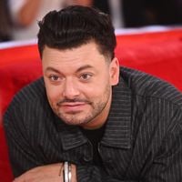Michel Drucker reçoit Kev Adams accompagné de la femme "dont il est le plus proche en ce moment" pour son émission dominicale