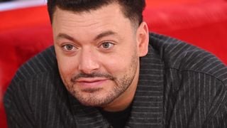 Michel Drucker reçoit Kev Adams accompagné de la femme "dont il est le plus proche en ce moment" pour son émission dominicale