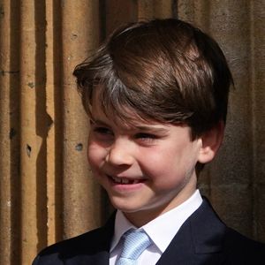 Le prince Louis assiste à l'office annuel de Pâques à la chapelle Saint-Georges, dans l'enceinte du château de Windsor, le 5 avril 2026.

Photo : Julien Burton / Bestimage