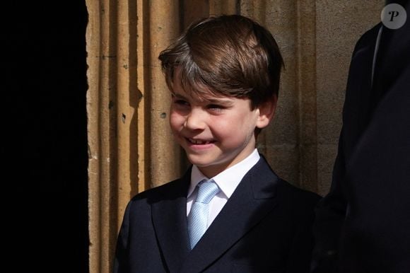 Le prince Louis assiste à l'office annuel de Pâques à la chapelle Saint-Georges, dans l'enceinte du château de Windsor, le 5 avril 2026.

Photo : Julien Burton / Bestimage