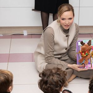 Le prince Albert II de Monaco et la princesse Charlène de Monaco assistent au spectacle de Noël à la crèche de la Croix-Rouge Rosine Sanmori et participent à la traditionnelle distribution de cadeaux de Noël à Monaco. Photo par Olivier Huitel / Pool Monaco / Bestimage