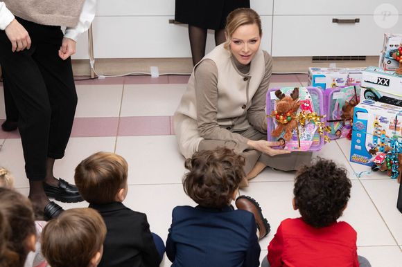 Le prince Albert II de Monaco et la princesse Charlène de Monaco assistent au spectacle de Noël à la crèche de la Croix-Rouge Rosine Sanmori et participent à la traditionnelle distribution de cadeaux de Noël à Monaco. Photo par Olivier Huitel / Pool Monaco / Bestimage