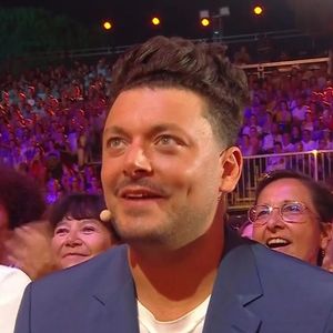 Kev Adams lors de la troisième édition du Festival "L'humour à la plage" diffusée sur TF1 jeudi 27 août 2026.

Capture d'écran TF1 "L'humour à la plage"