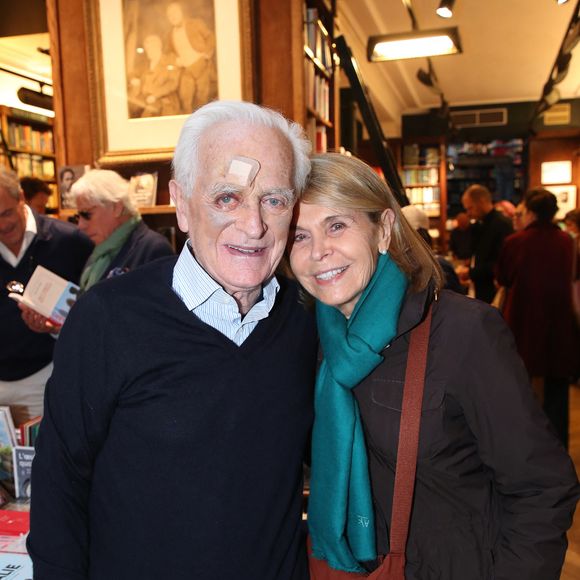 Exclusif - Philippe Labro, blessé après une lourde chute à Europe 1, et sa femme Françoise Labro - Philippe Labro dédicace son livre « Deux gimlets sur la 5ᵉ Avenue » à la Librairie Galignani à Paris, France, le 5 Octobre 2024. 

© Bertrand Rindoff / Bestimage