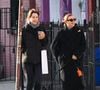 Chloë Grace Moretz et Kate Harrison heureuses en pleine promenade.

Exclusif : Chloë Grace Moretz et sa supposée fiancée Kate Harrison ont été aperçues en promenade avec leur chien la veille du Nouvel An à New York. L’actrice et le mannequin ont été photographiées en train d’acheter une bouteille de champagne pour les fêtes. Le 31 décembre 2024. © Bestimage